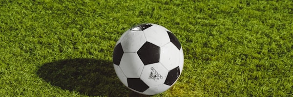 世界杯冠军奖杯大力神杯在灯光下闪耀的特写照片