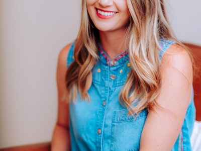 世界杯足球比赛直播画面，观众席座无虚席