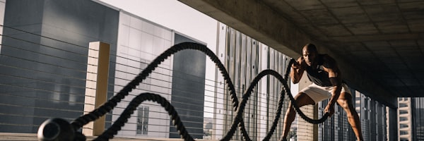 足球运动员在绿茵场上激烈拼抢的瞬间动作照片